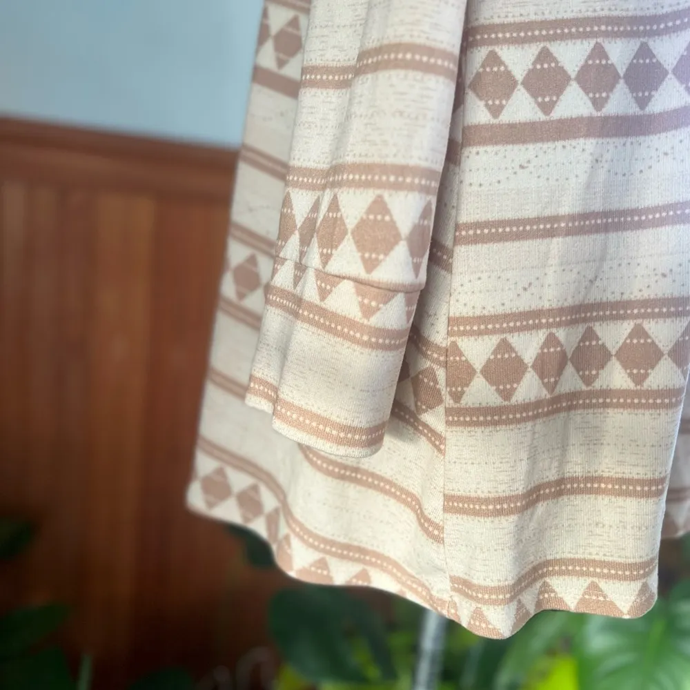 V-Neck Geometric Patterned Top - Image 4