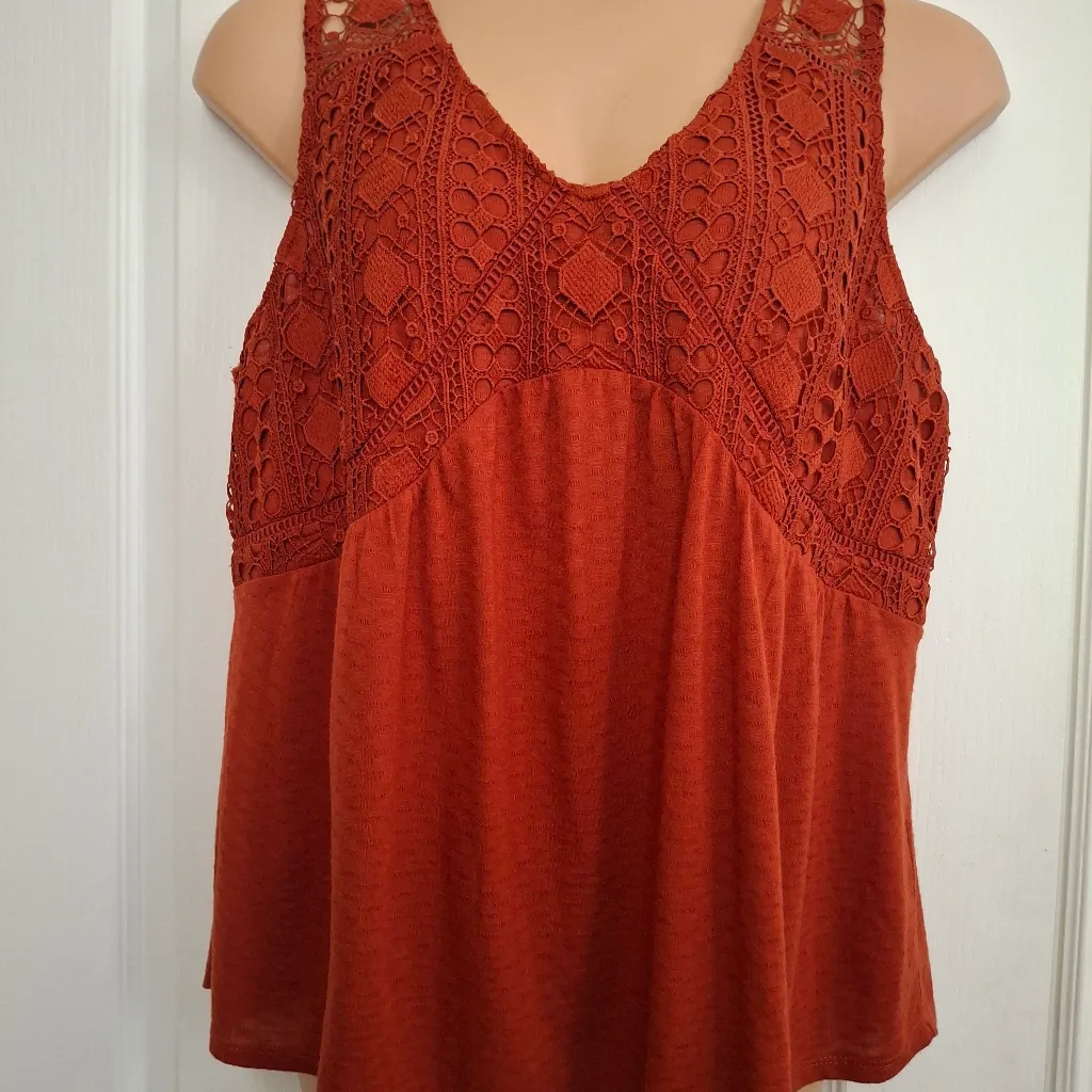 Maurices Sz 1 Women's Lace Detail Top - Rust NWOT - Image 6
