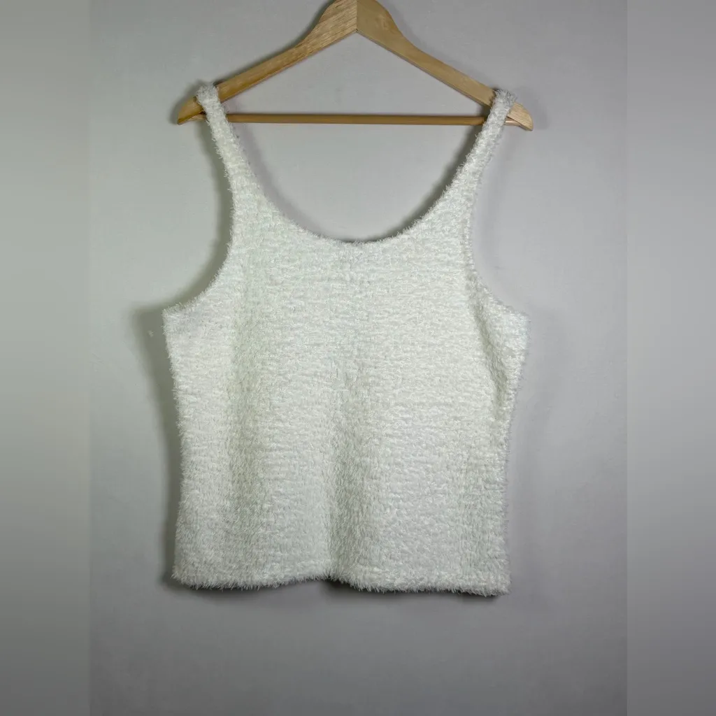 Wear by Erin Andrews Women’s Georgia Bulldogs UGA Fuzzy Sherpa Tank Top XXL White - Image 4