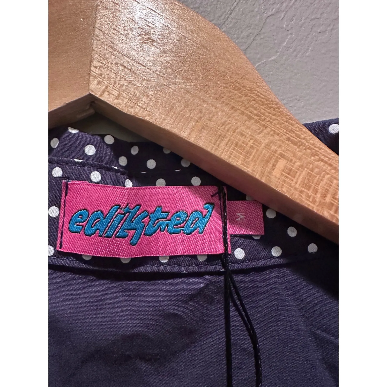 NWT Edikted Blue Polka Dot Tailored Button Up Short Sleeve Shirt Size Medium - Image 4