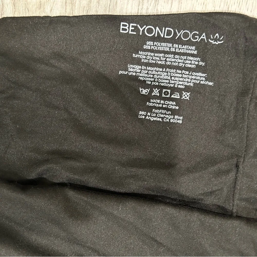Beyond Yoga Infinity Scarf Black Hidden Discrete Zipper Pocket Wrap Stretch - Image 2