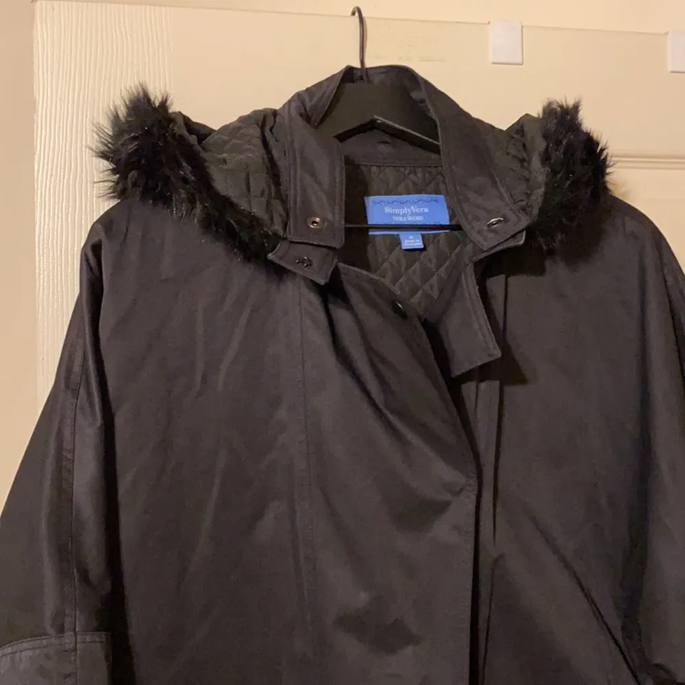 Simply Vera Vera Wang oversized faux fur black hooded coat, size small - Image 3