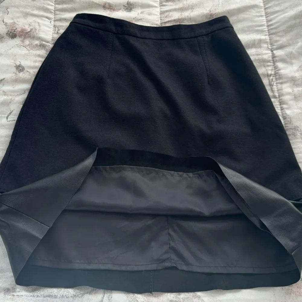 Sinclaire 10 black wool blend lamb l trim lined skirt, size 2 quiet luxury - Image 5