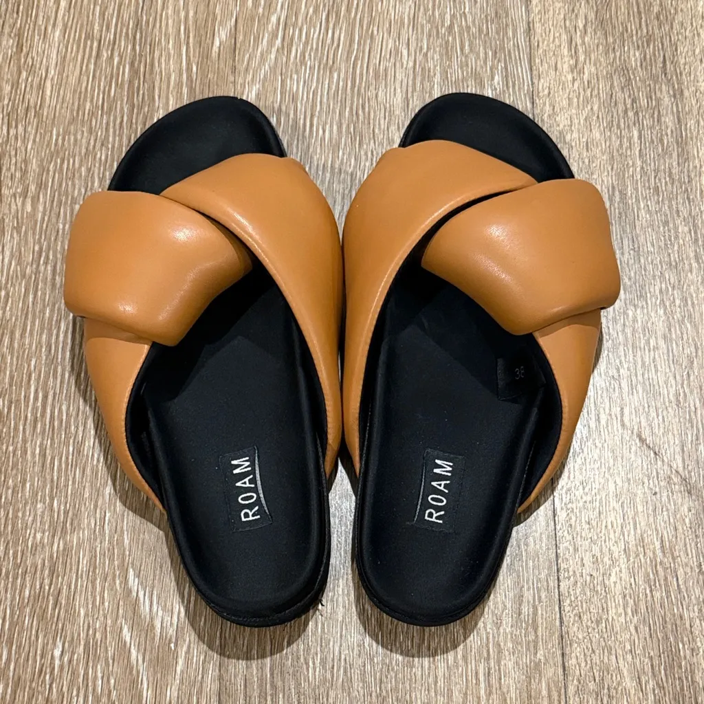 ROAM Foldy Vegan Leather Puffy Sandals Size 8 - Image 3