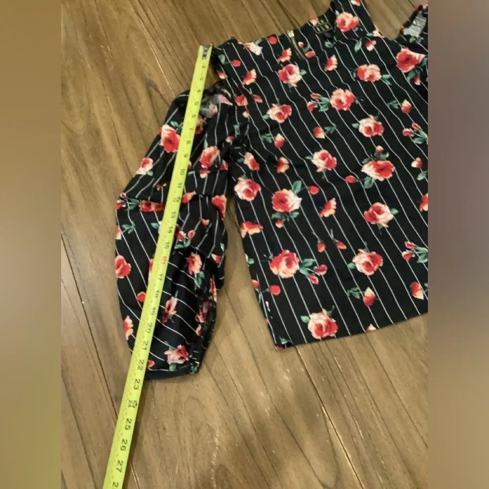 OLM black White Red Floral Cold Shoulder Cotton Blouse ShiRT Puff Sleeve Large - Image 7