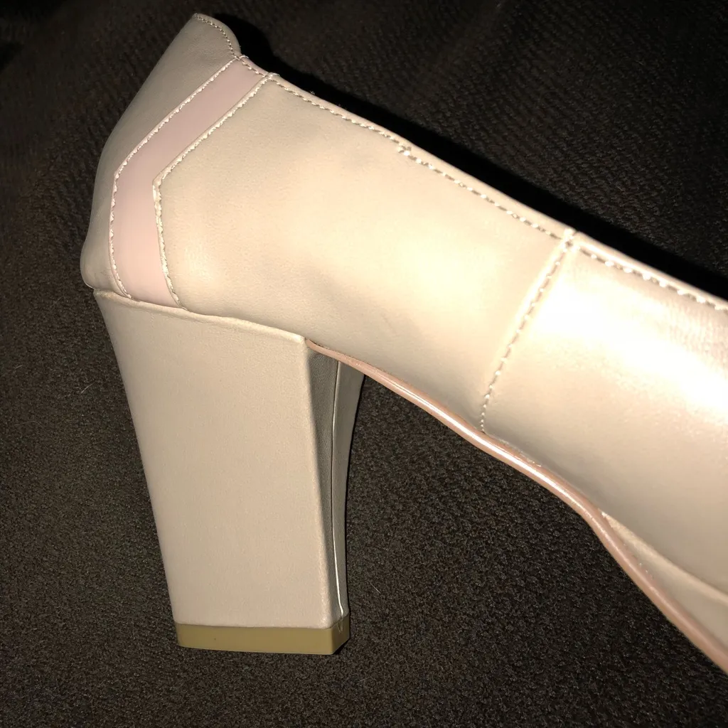 Size 9.5 Comfortview bone pump - Image 3