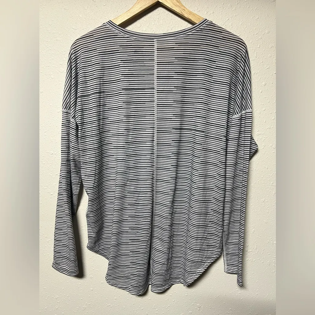 The North Face Women’s Shirt‎ Flash Dry Large Charcoal Gray and White Longsleeve - Image 2