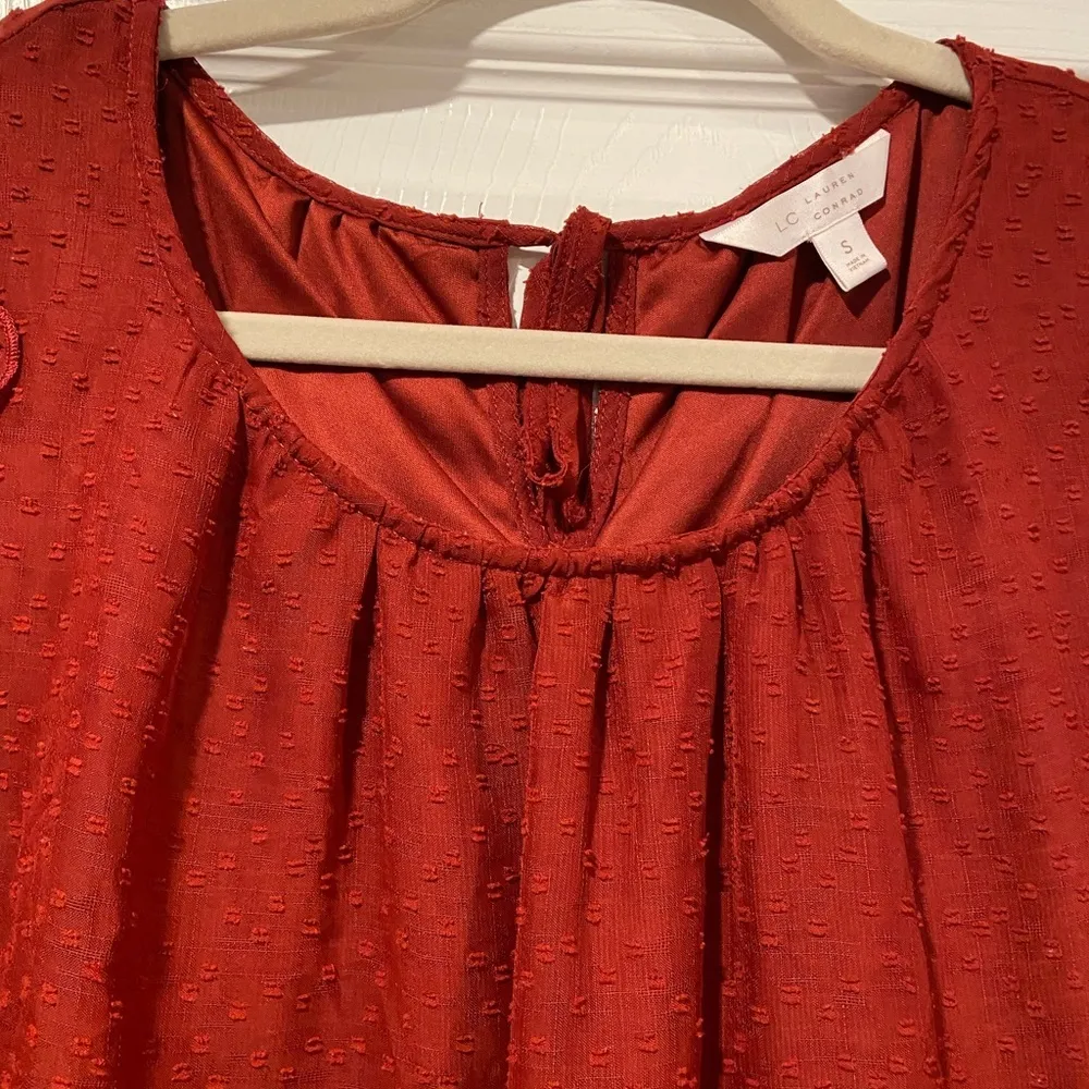 LC Lauren Conrad Size S Brick Red Lined Short Sleeve Textured Tie Back Blouse - Image 2