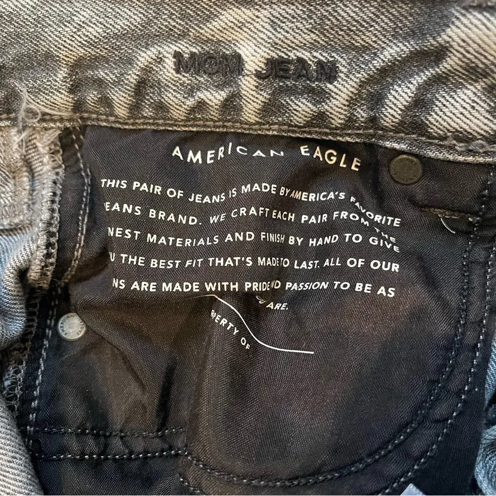 American Eagle Grey Acid Wash Distressed Mom Jeans, Sz 8 - Image 14