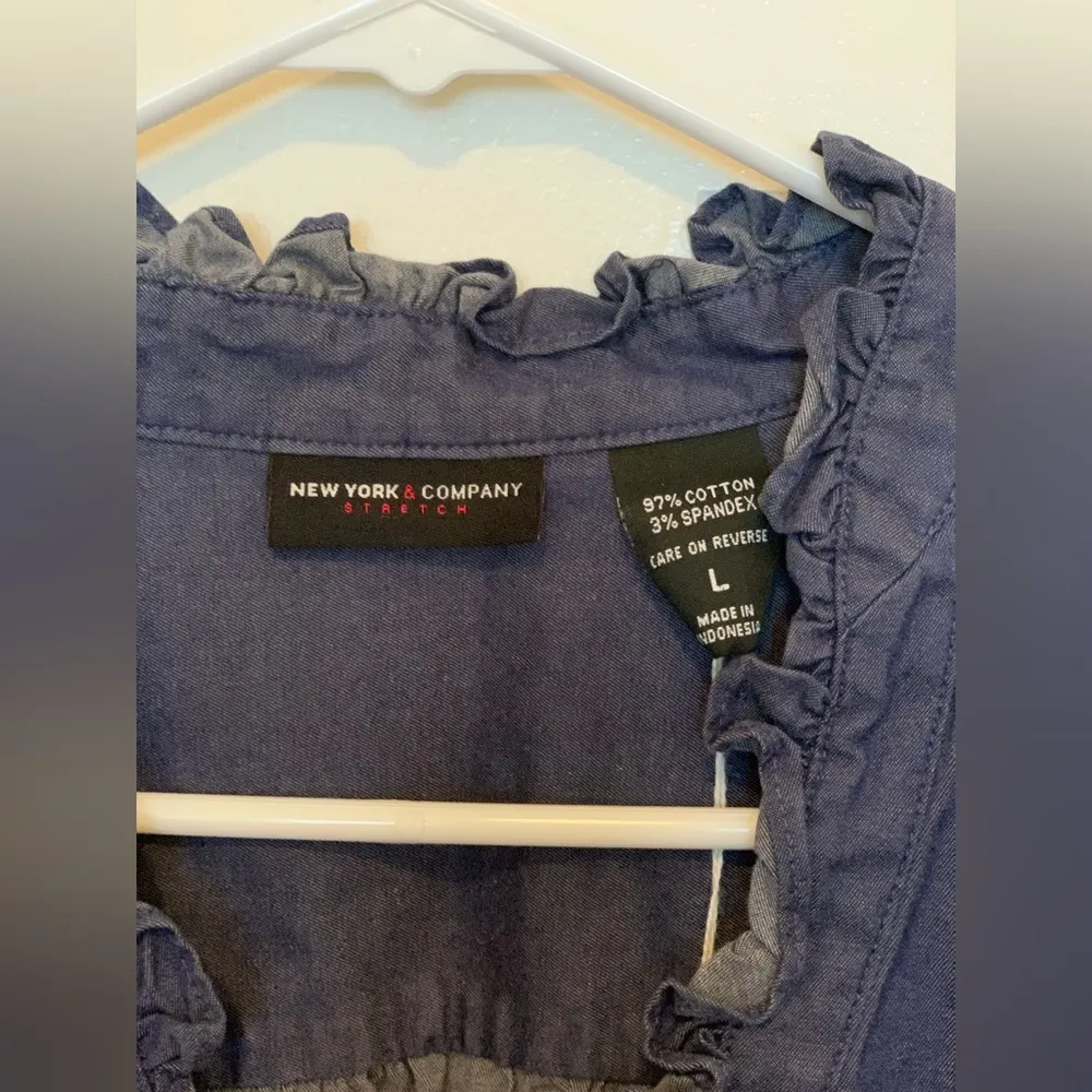 New York & Company Women's Blue Ruffled Collar Top. Size - Image 4