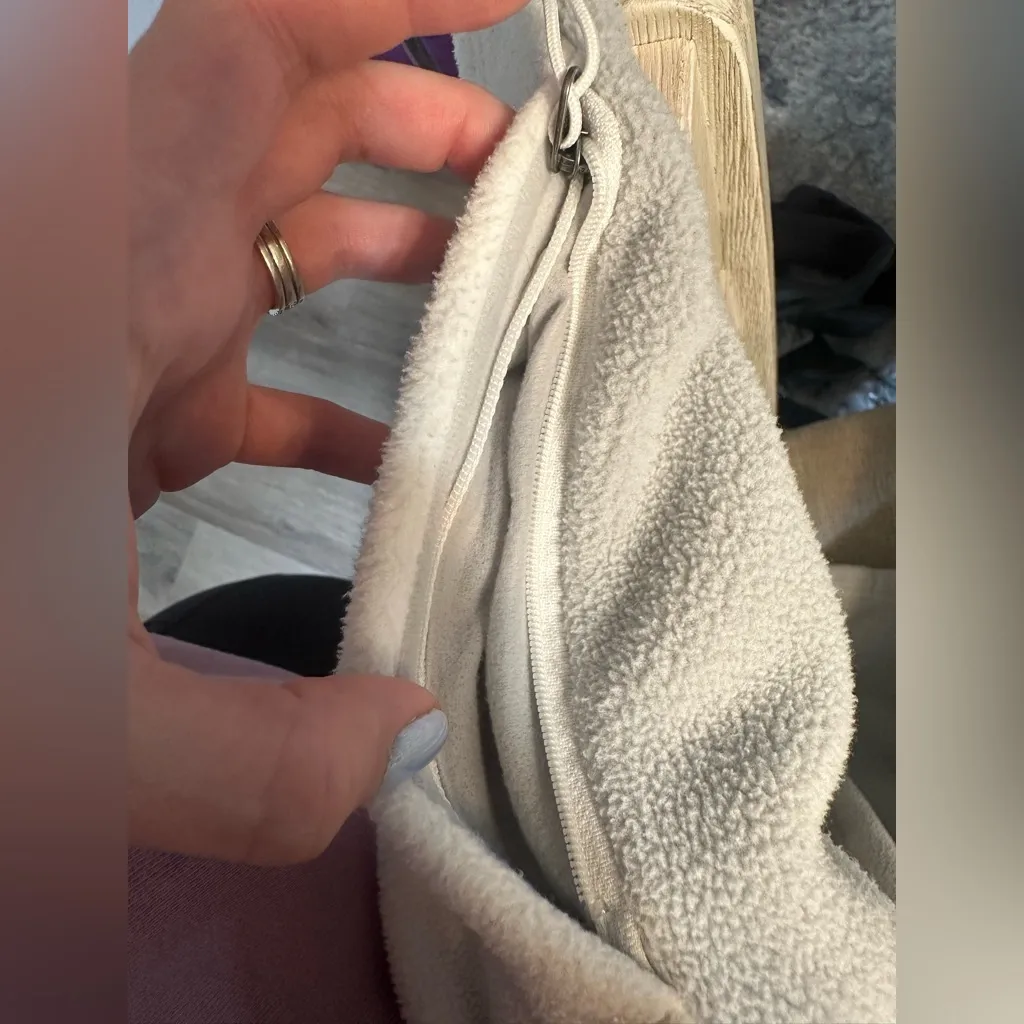 The North Face White And Gray Fleece Jacket - Image 5