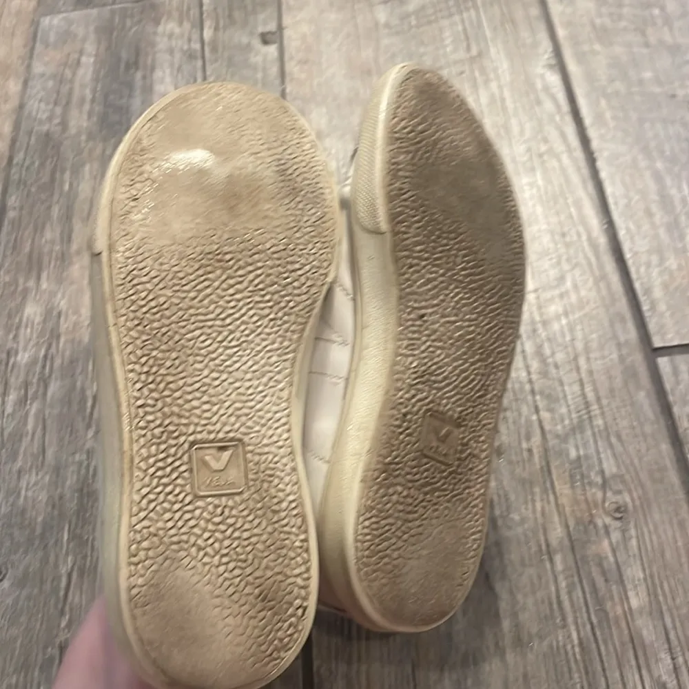 Veja White Minimalist Sneakers with Rubber Sole - Image 4