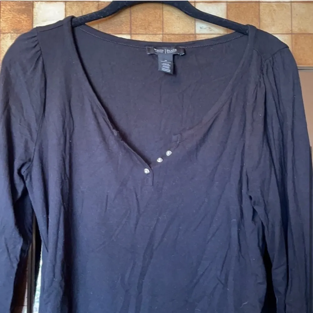 WHBM pearl button long sleeve black top. Size M - Image 4