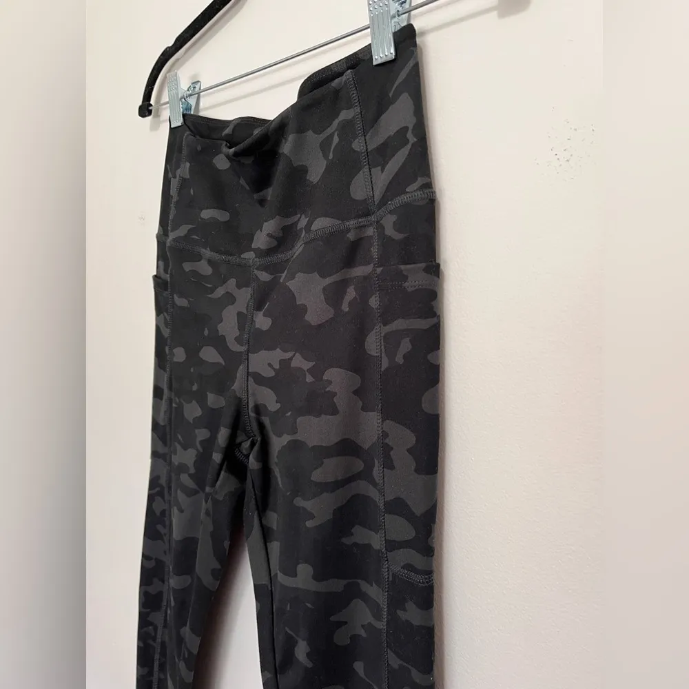 DANSKIN Women’s Black Camo Compression Leggings Pockets Sz S EUC - Image 3
