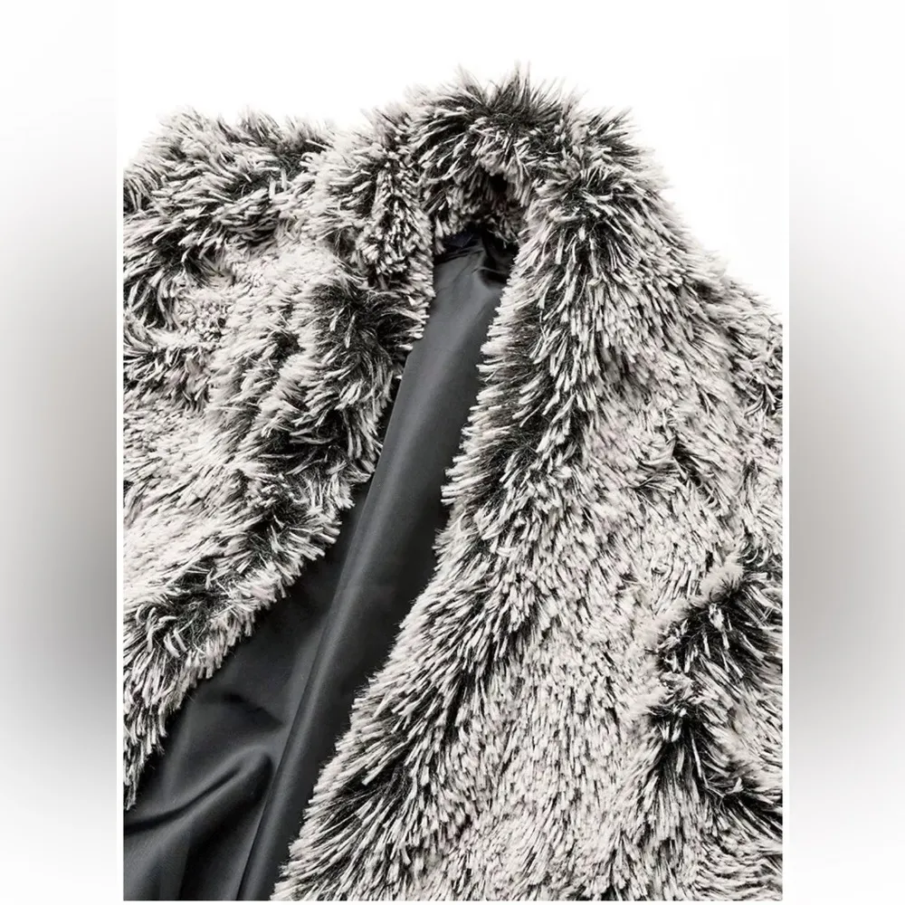 Democracy Silver Gray Faux Fur Vest Size Small - Image 4