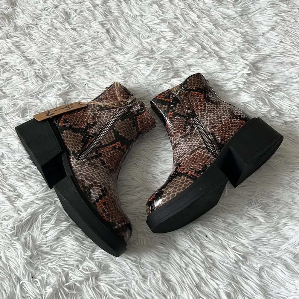 Seven7 Vault snake print boots in brown size 7 NWOB - Image 3