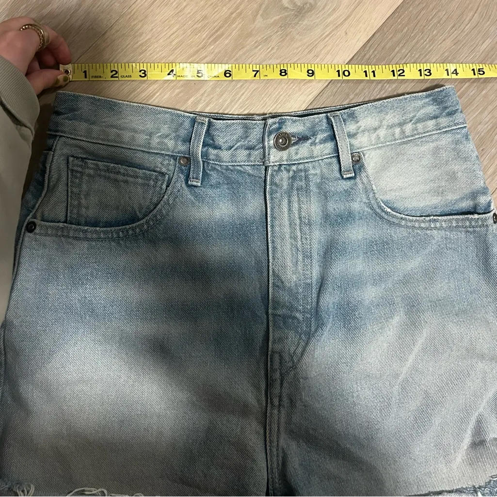 Levi’s Barrel Shorts Size 26 - Image 3