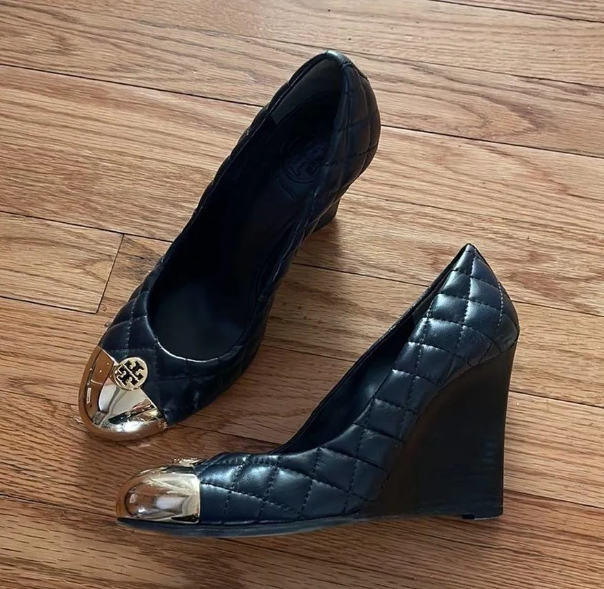 Tory Burch Kaitlin black quilted monogram gold cap toe leather wedges size 7 - Image 2