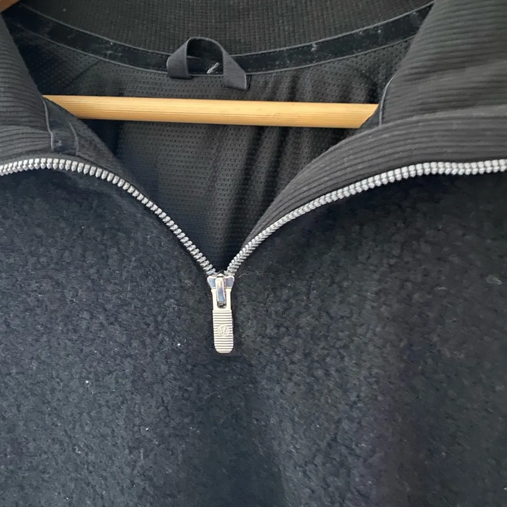 Women’s Lululemon Black Stand Out Sherpa 1/2 Zip Size 12 - Image 12