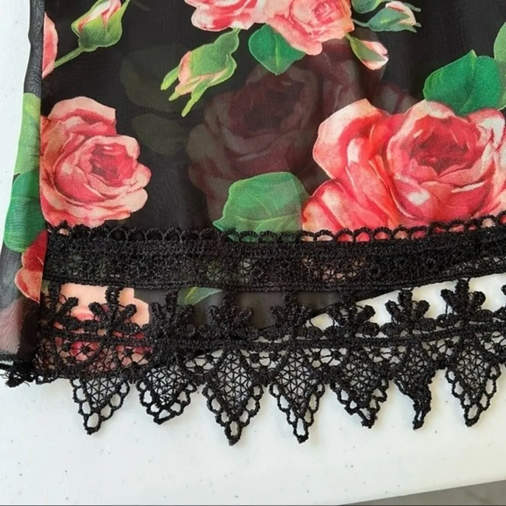 Love Culture floral spaghetti strap crochet hem tank top size small - Image 4