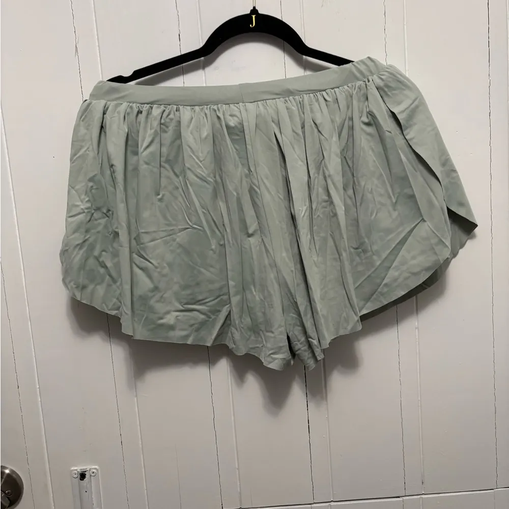 Women's Light Green Shorts Size M - Image 3