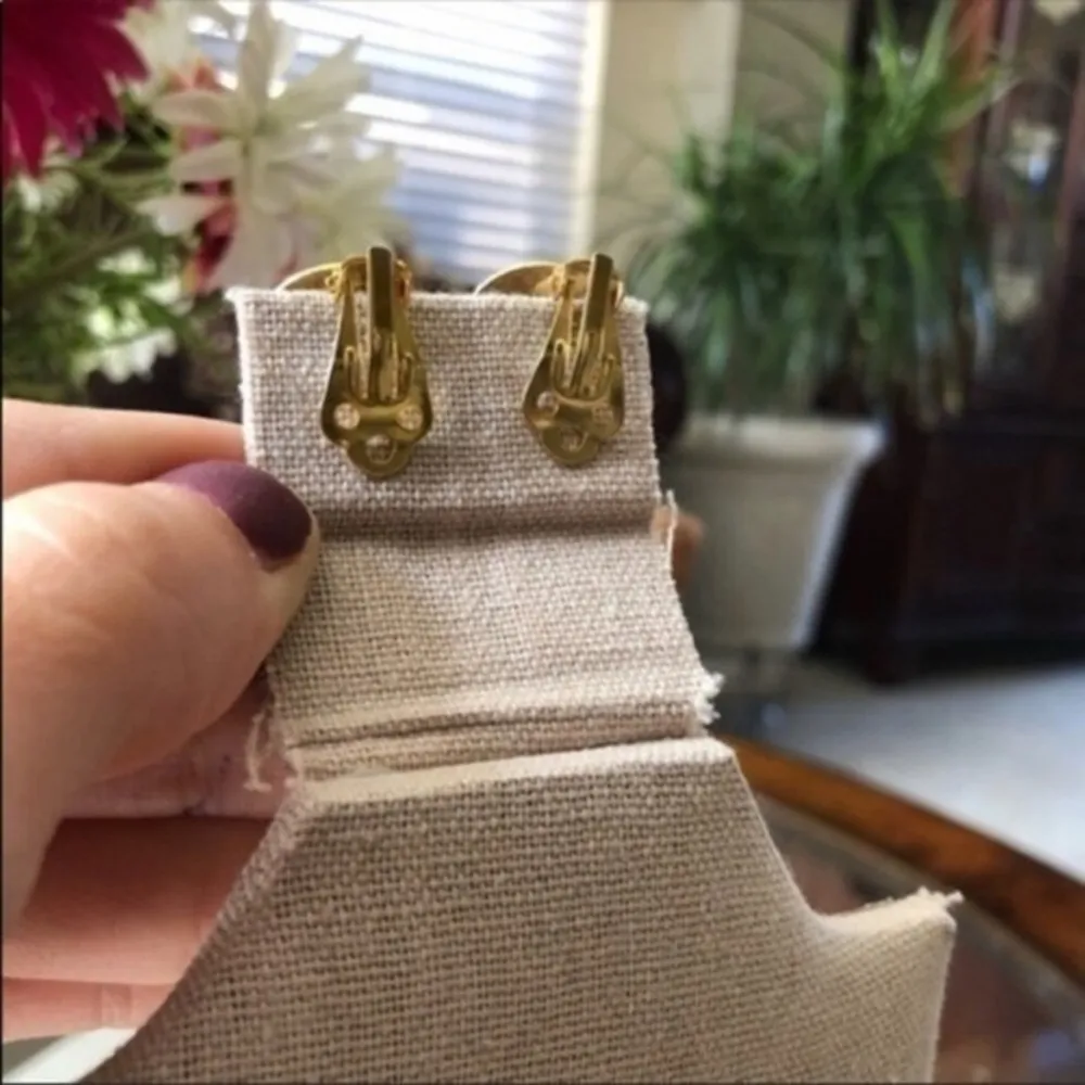 Vintage Floral Print Clip On Earrings
Preowned good condition no flaws - Image 4