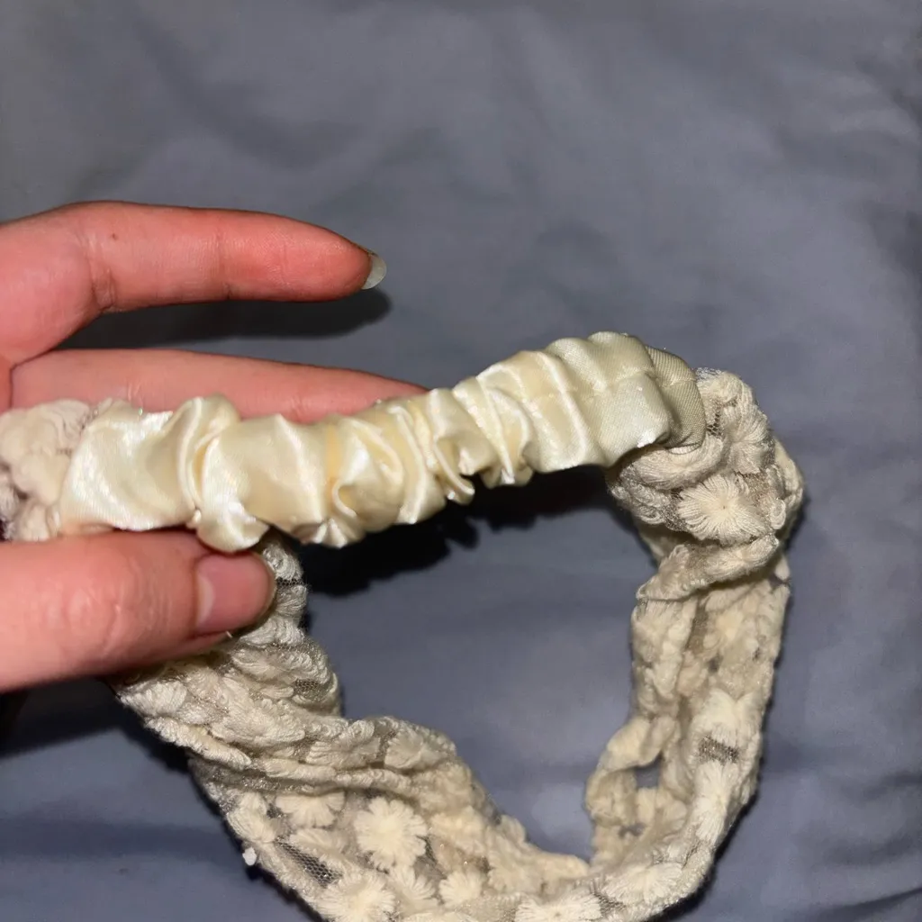 Elegant Cream Floral Headband - Image 2