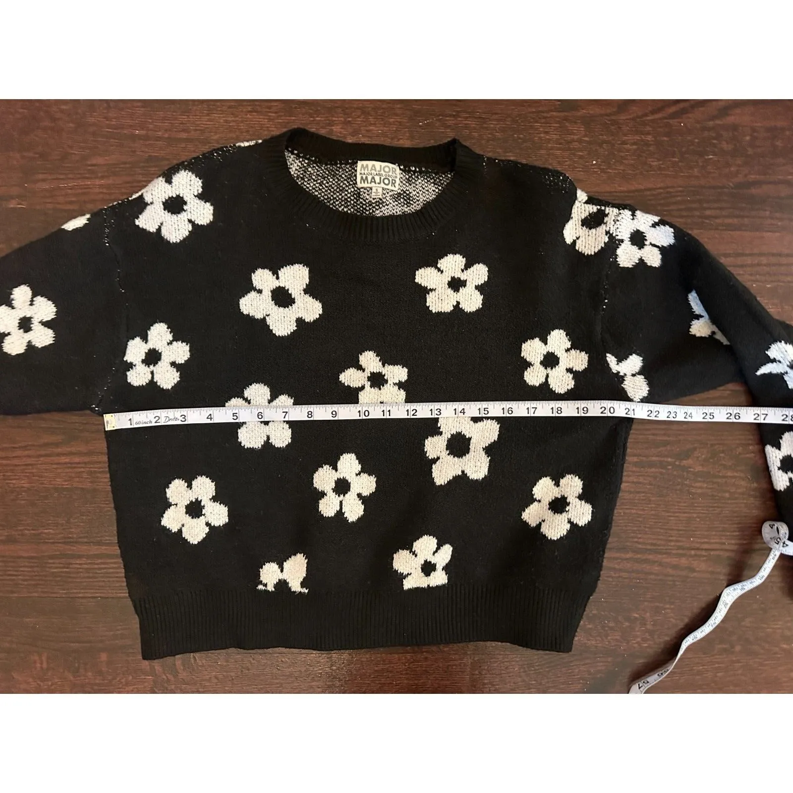 Major Label Group Cropped Black and White Floral Sweater Size Small - Image 4