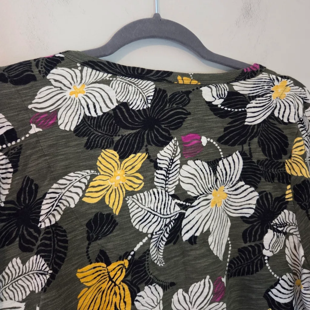 Chico's Green Floral V-Neck Long Sleeve T-Shirt - Image 4