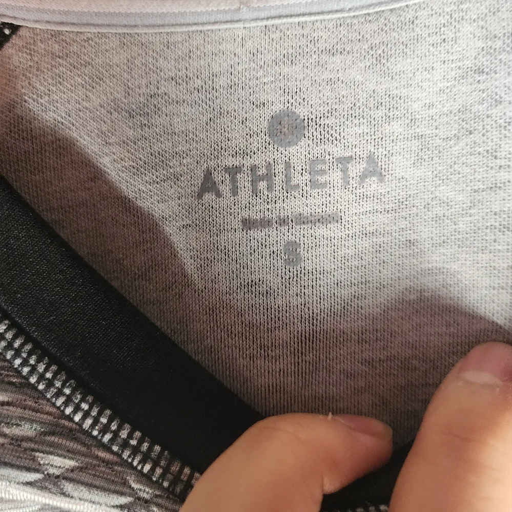 Athleta Snowscape Black/Gray Quilted Raglan Crew Neck Athletic Sweatshirt - Image 3