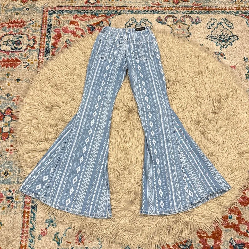 Shyanne  Patterned Flare Jeans size 25x34 - Image 4