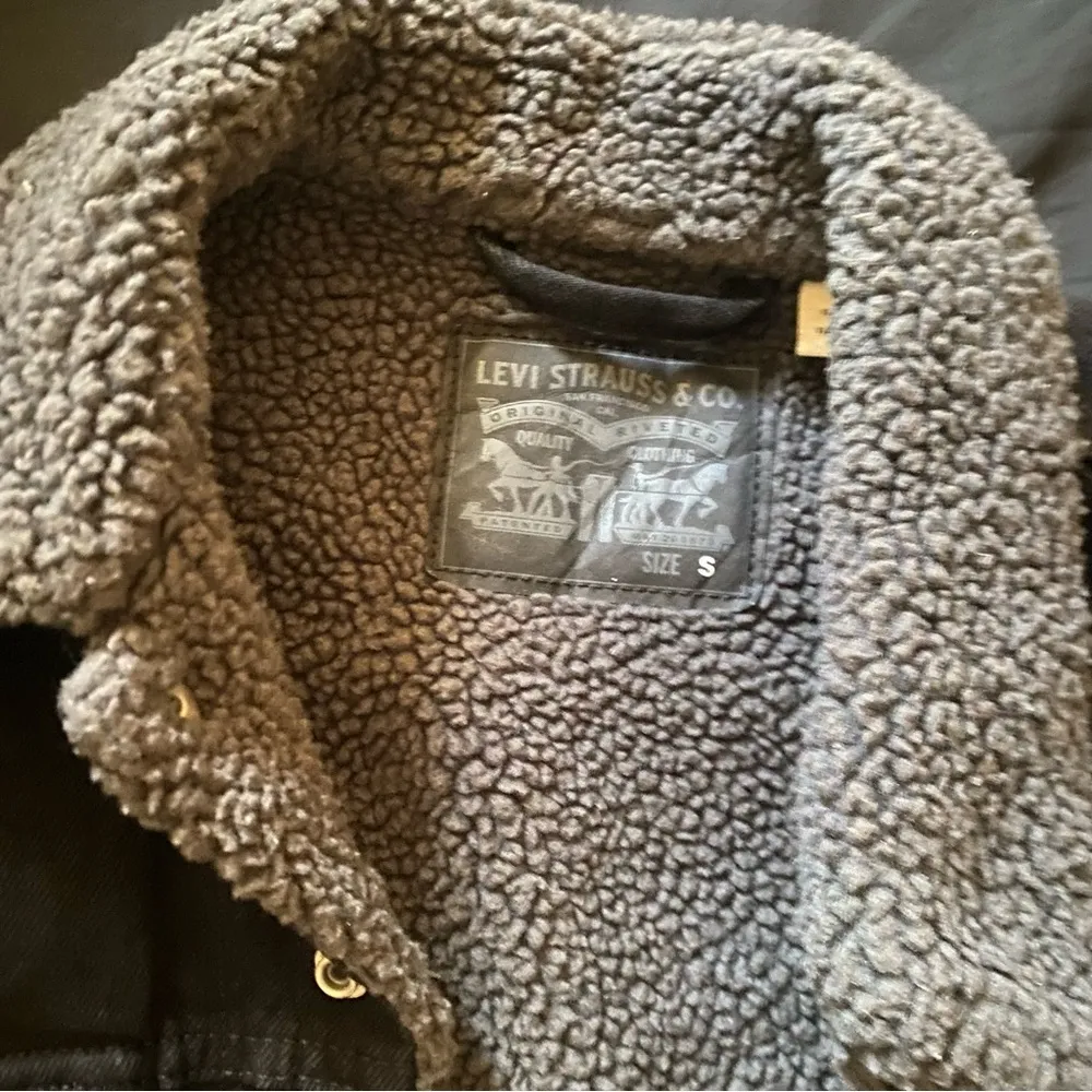 Levi’s Black Sherpa Trucker Jacket - Image 3