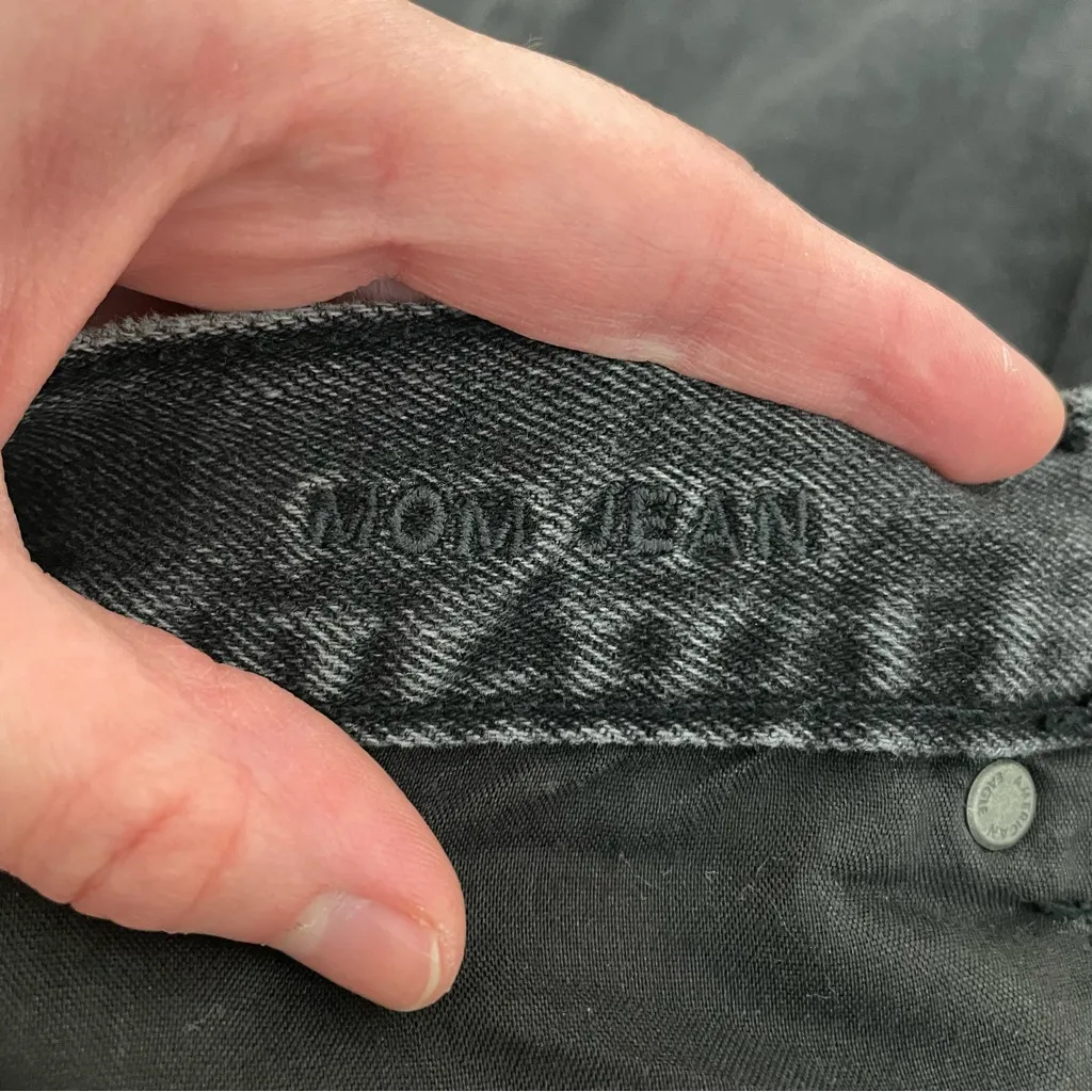 AMERICAN EAGLE AE Mom Jean Black Wash High Waisted High Rise Cropped Crop Ankle - Image 7