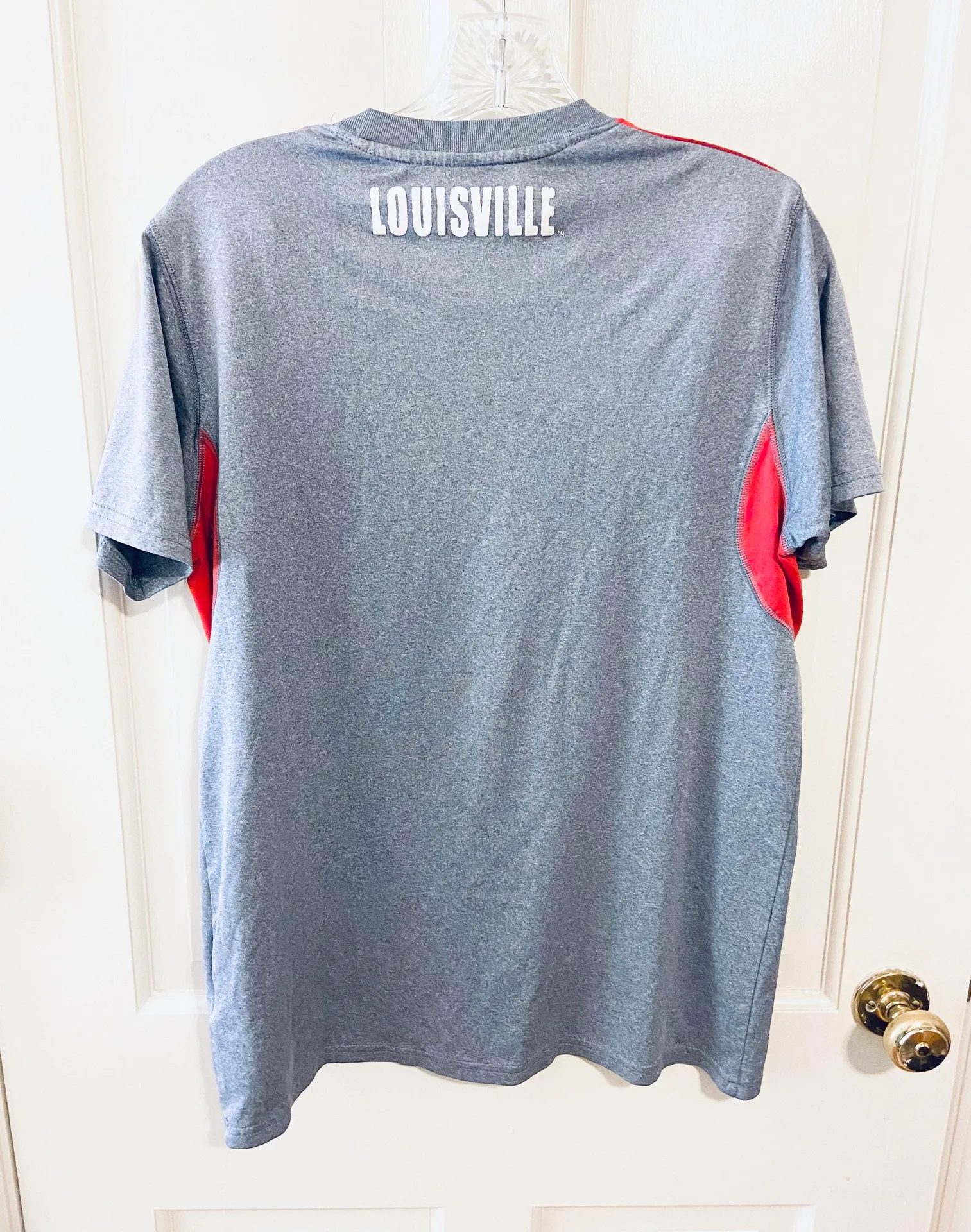University of Louisville cardinals athletic TShirt Gray Size M - Image 2