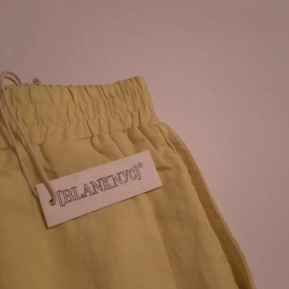Blank NYC Shorts Women's Size Extra Small XS Yellow Linen Blend Casual Elastic - Image 4