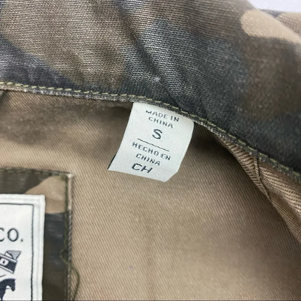 Levi’s Cotton Camo Printed Military  Utility Trucker Jacket: Army Green/Tan - Image 14