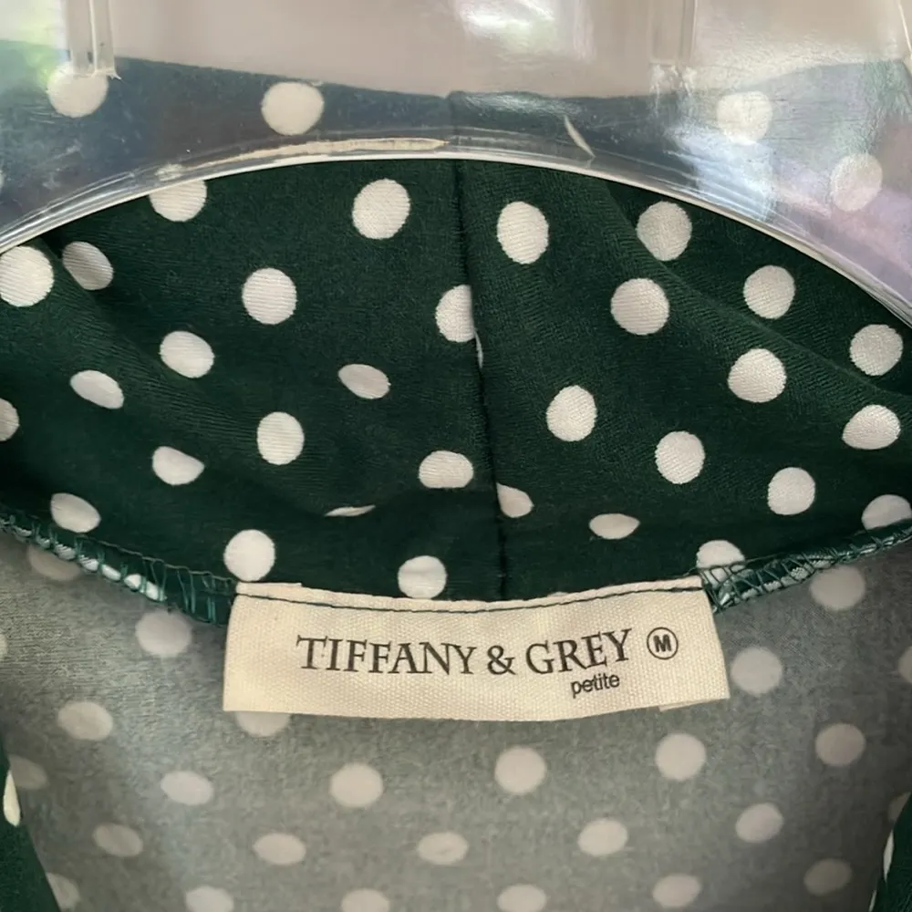 Tiffany & Grey Sleeveless Polka Dot Top MP Green Size undefined - Image 4