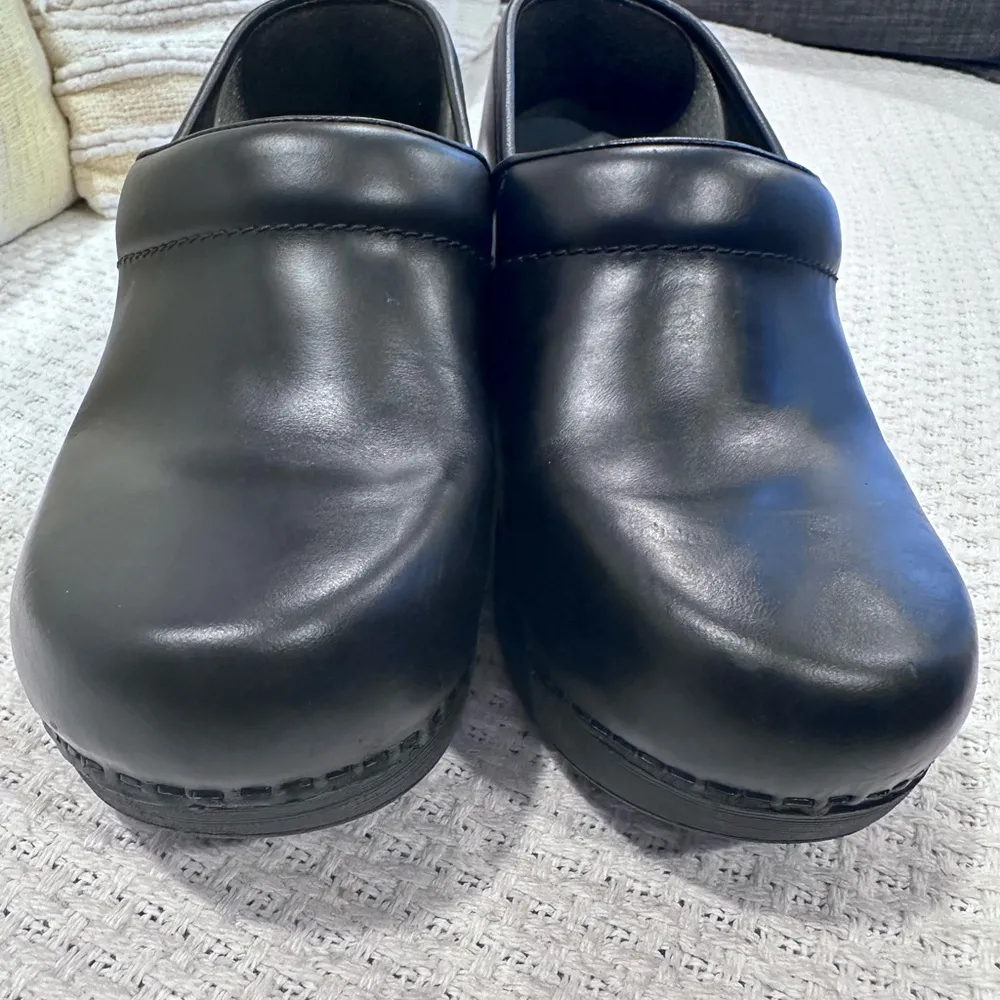 Dansko  WOMENS XP 2.0 Black Leather Slip-On Loafers 35 - Image 5