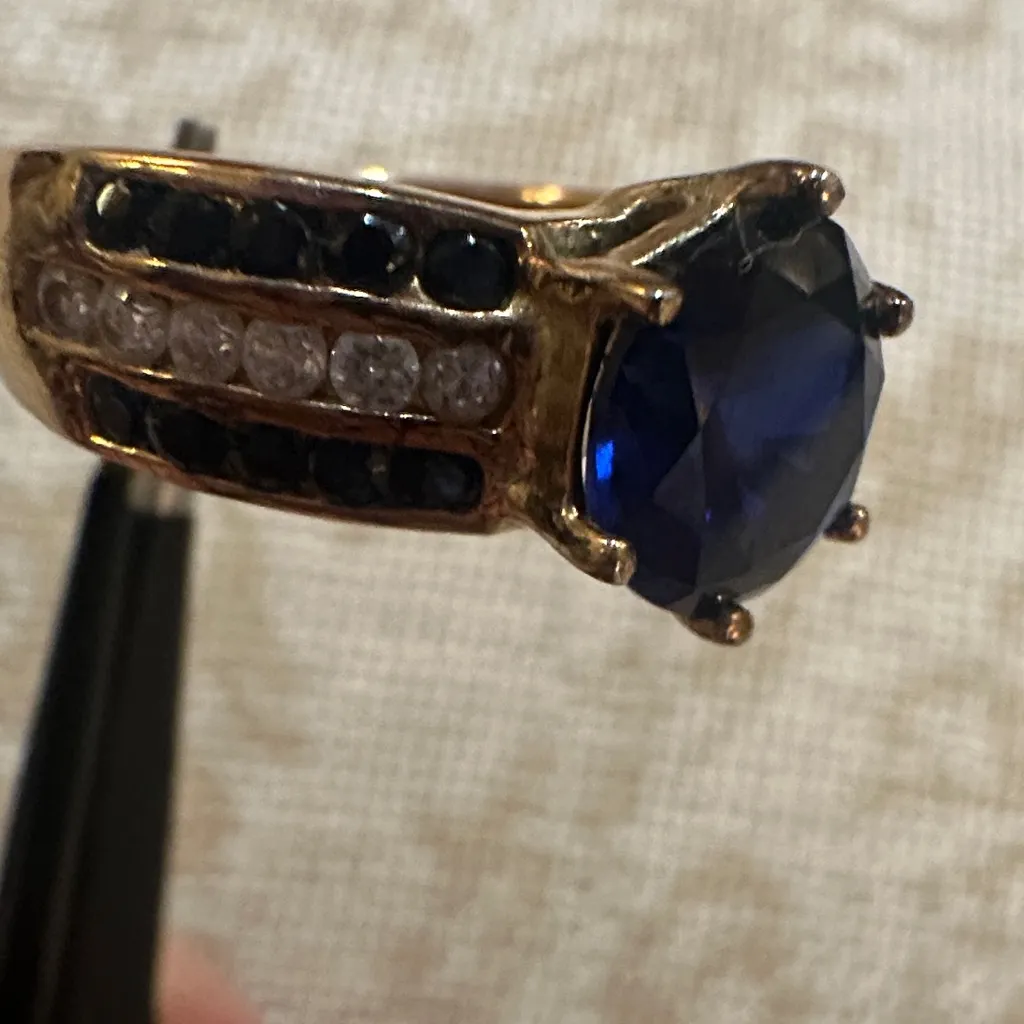 Elegant Gold and Blue Stone Ring - Image 4