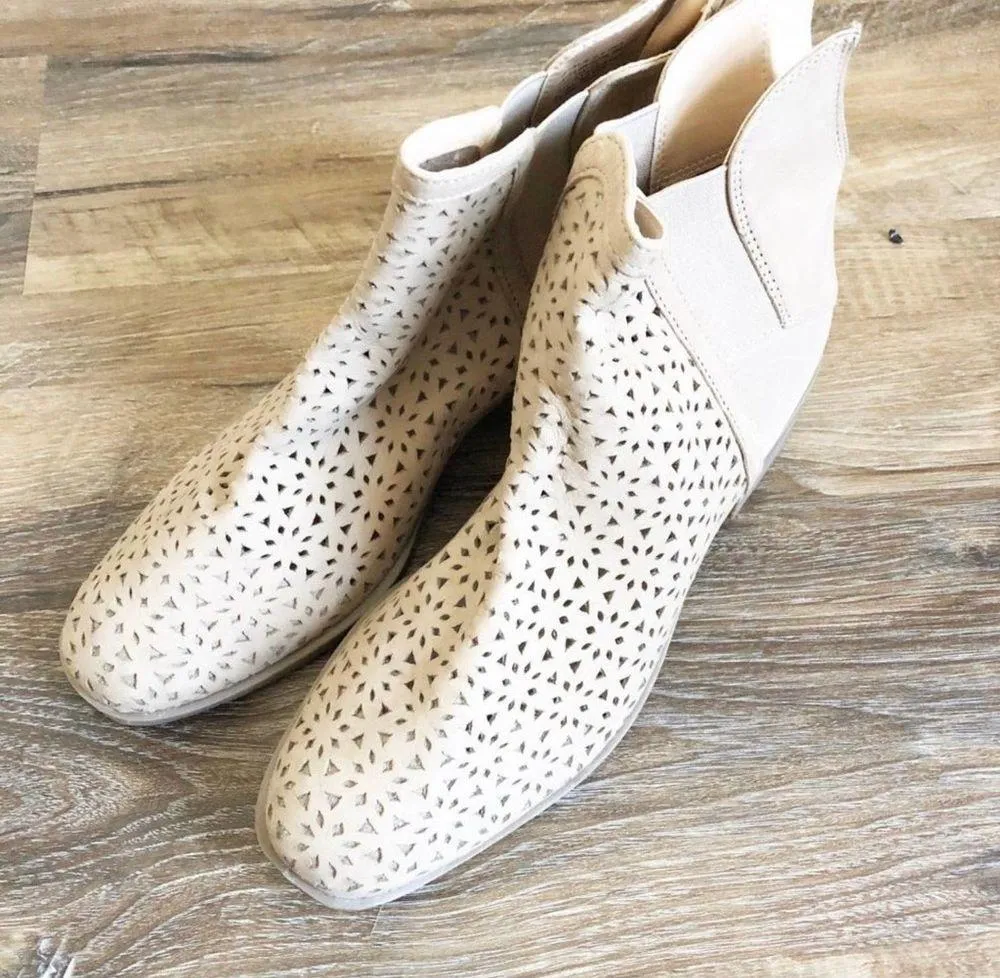 Kenneth Cole Women’s Size 10 Sand Tan Salt Laser Cut Gore Ankle Booties - Image 3