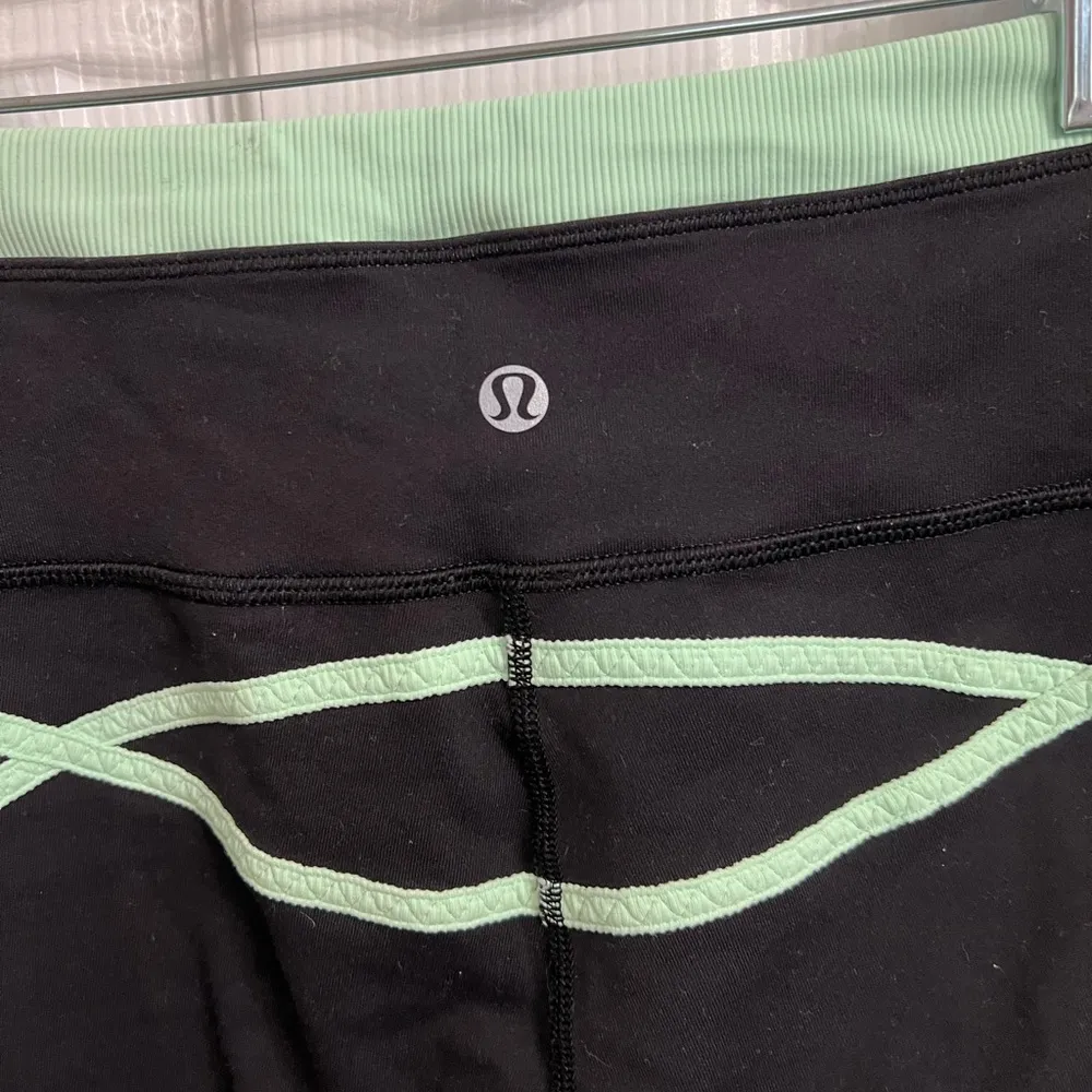 Lululemon Roll out cropped teal and black workout leggings size 4. - Image 6