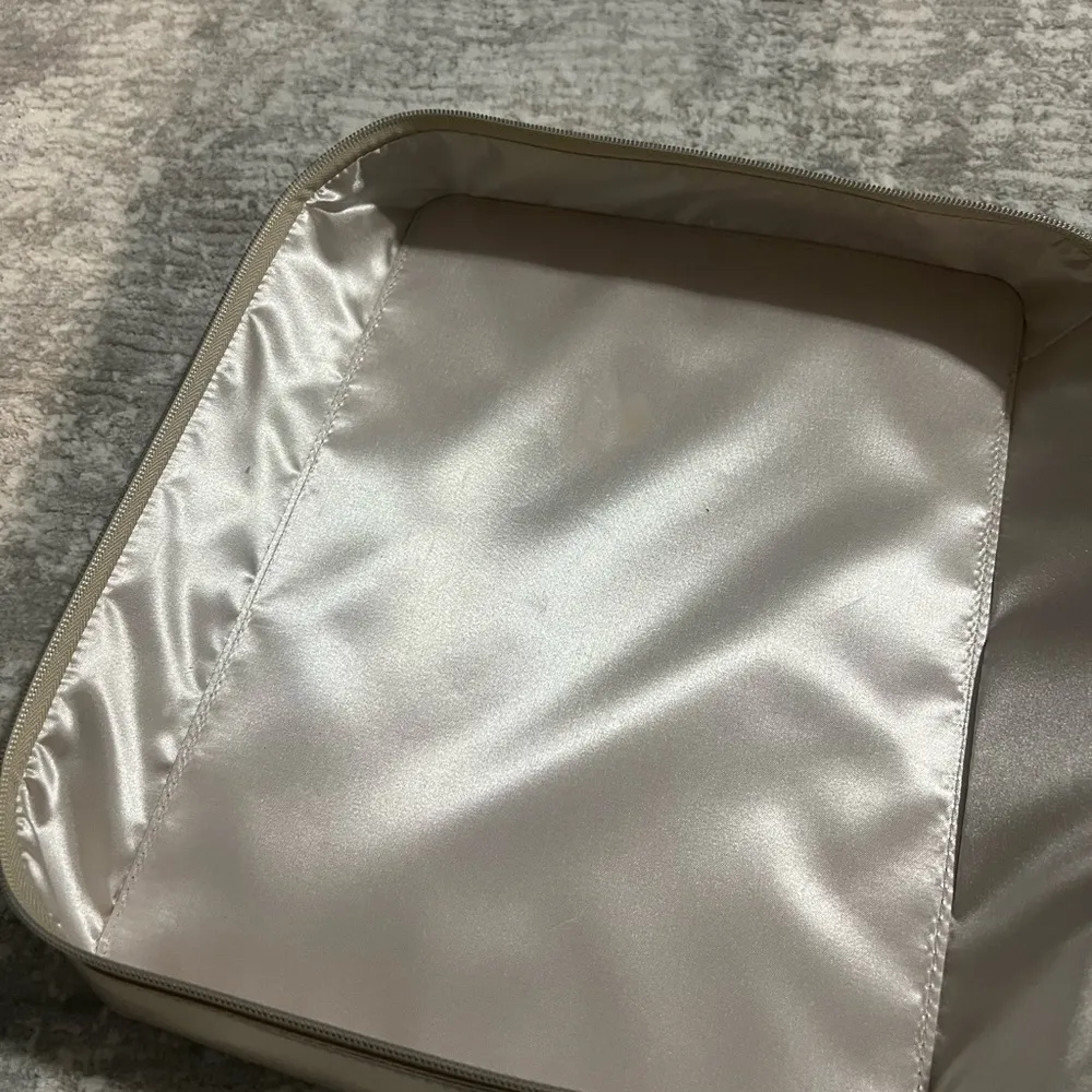 Lancôme Gold Rose Zippered Makeup Case - Image 6