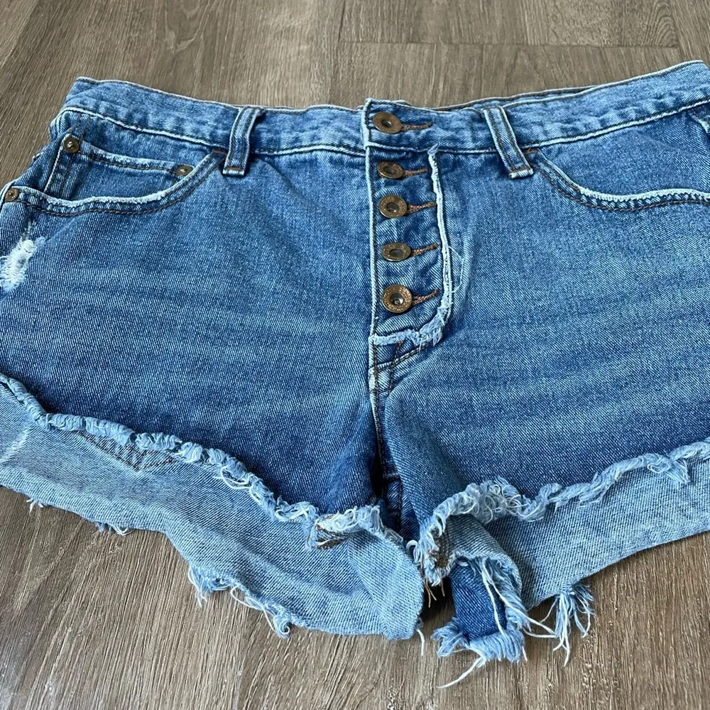 Free People Button Fly Cut Off Distressed Denim Jean Shorts ~ Women’s Sz W 27 - Image 4