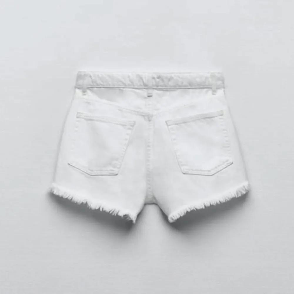 Zara White distressed high waisted denim jean shorts - ripped, frayed hem - Image 4
