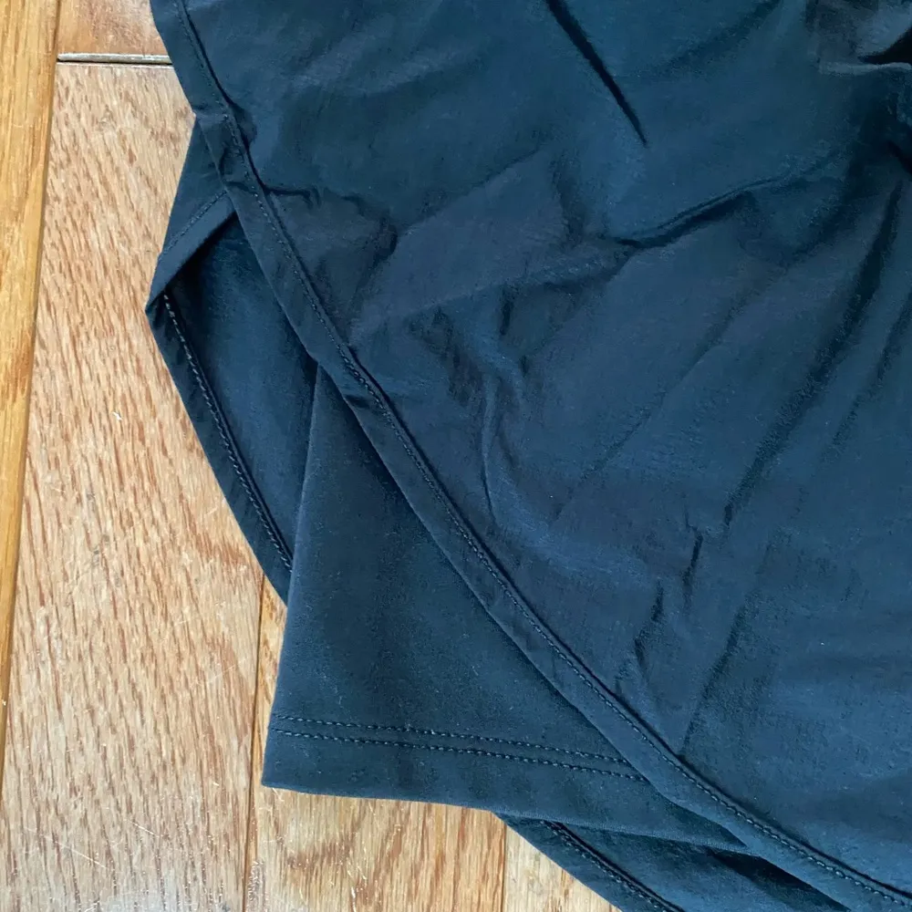 Black size medium athletic workout shorts - Image 3