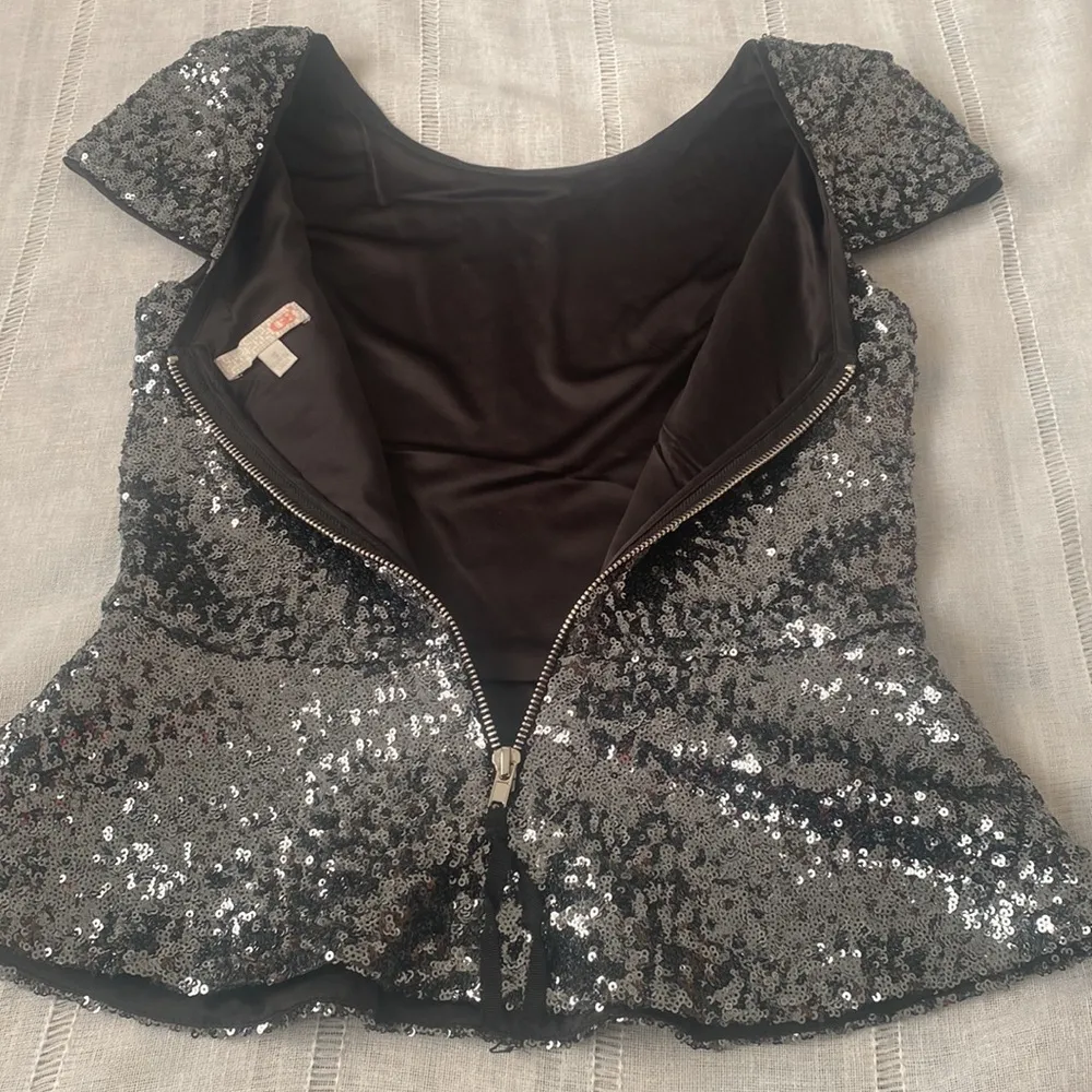 GB silver sequined top with cap sleeves. - Image 7