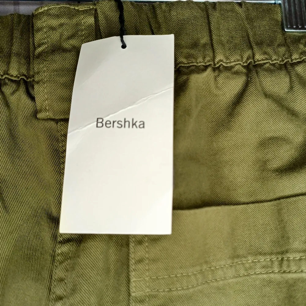 Bershka Women's Olive Green Cargo Pants NWT - Image 10