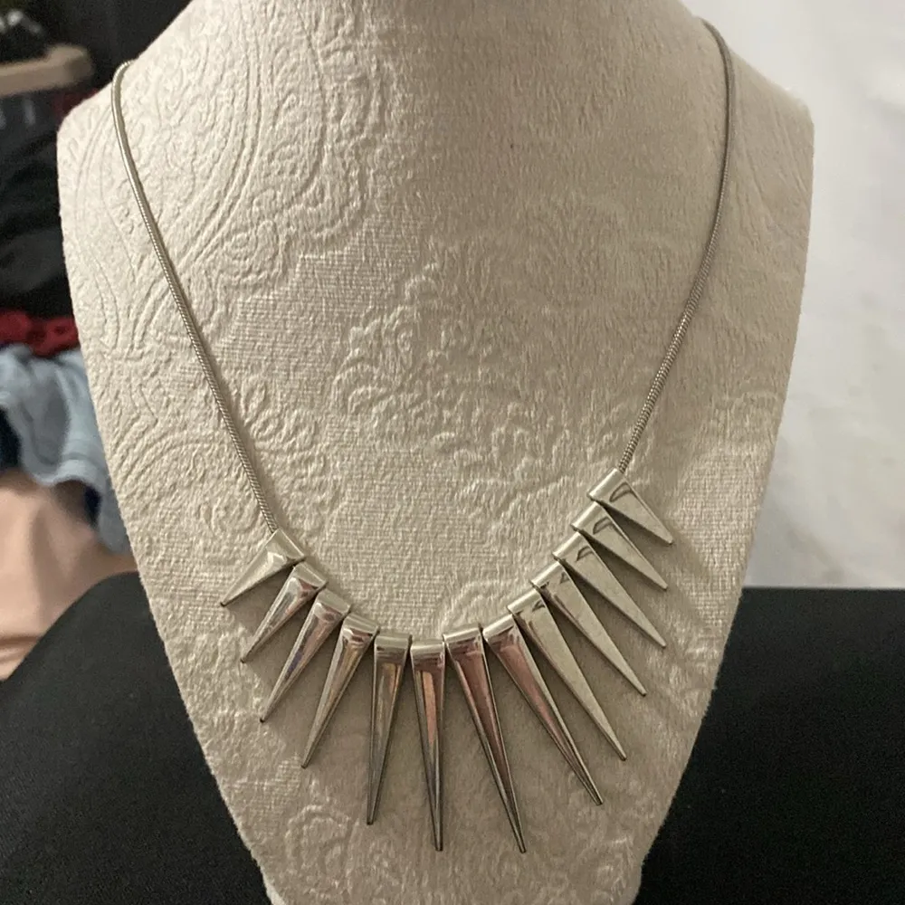 EXPRESS Elegant Silver Spike Necklace. Approx 18” ADJUSTABLE  EUC - Image 2