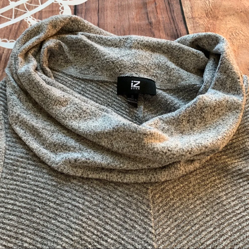 3/$22🌞 IZ Byer Gray Turtleneck Sweater - Image 4