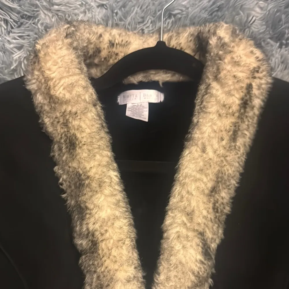 WHITE HOUSE BLACK MARKET Black and Cream Blazer with Elegant Fur Trim Size M - Image 7